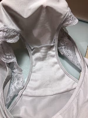 灰色这条收到还以为是瑕疵品 结果客服说就是这样设计的 太坑人了 千万别买这个灰色 不明白上面不锁边的意义何在 穿着里面都不舒服 &hellip;&hellip;