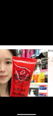 圈出来的图这家买的&hellip;没圈圈的是澳洲朋友带的&hellip;店里页面以及官网图片都是我澳洲朋友给我带的那个样子的，条纹位置不一样，我自己也不清楚，店家解释批次不一样这些也是不一样，可收到的名字画圈部分字体大一号&hellip;我也不会辨别，你们自己看吧，膏体颜色没问题，香味不太一样，原本的用久了，估计味道和新的就是不太相似的。会认得告诉我一声呗，假货太多我也怕瞎用，也没有说店家的一定是假的，或许真是批号