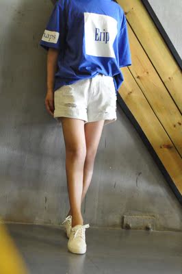 收到几天了，因为裤子不错所以来评价一下，一般我都是默认的评价。评价下裤子，裤型腿部比较宽松，绝对的凉快，但是裤腿还有那么长是绝对不会漏的，破洞很时髦，然后是做工，没有发现一点儿多余的线头，穿在身上还是挺显品质的，一看就是好货，也不会皱巴巴的，个子不高拍的小码很合身，这个季节必备短裤，亲亲们买吧，很赞