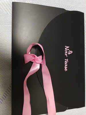 包装很少女~蕾丝质量很好~舒服，轻柔