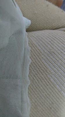 这是第二次买了，感觉有点后悔了，因为她家内裤，没有线，全部用胶水高温压的，洗过价几次以后就很开胶，舒服但是舒服，就是使用寿命太短了，其实周边完全可以用线砸一圈的，这样就没有缺点了，建议店长升级，不想用线，那么就高温弄结实，总不能一条内裤穿几次就坏把！图片的内裤是准备扔了的了，因为再洗就全部开胶了