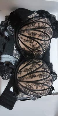 适合胸小的妹子，我如此小胸穿上了也不会空杯，值得推荐，下次再拍件白色