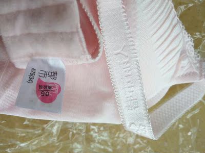 颜色粉嫩嫩的,试过很合适本人很喜欢。标签肩带都有品牌标识,图4侧边可以再加一杠就更好了。家里都是你家的,会继续光顾的。 颜色粉嫩嫩的,试过很合适本人很喜欢。标签肩带都有品牌标识,图4侧边可以再加一杠就更好了。家里都是你家的,会继续光顾的。