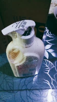 咳咳，用这个牌子最开始是因为绵羊油很滋润，觉得很适合秋冬干燥的时候用，现在看到有身体乳想着试一试，就买了&hellip;&hellip;   这个身体乳很香很香，真的是非常甜腻的香，还有就是类似绵羊油的特性，滋润但不够清爽，但是很适合秋冬干燥的时候，还不错哦(?-&omega;-`)对了?(???????)? 包装很严实，很放心(??&omega;`?)