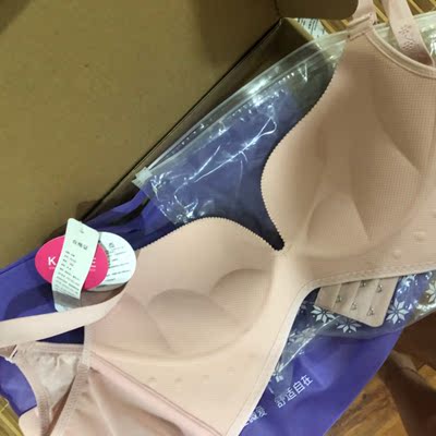 被我妈不知情地剪了标签  嗯 只能说跟我姐之前在实体店买的不一样吧  同样的B杯 结果多了一个凸型 特地问了旗舰店也说这款没有凸型 然而店家一直说自己是正品 不懂是旗舰店更新了？还是存在仿制品。这个价位偏贵所以更在意细节 给中评是不想被打扰