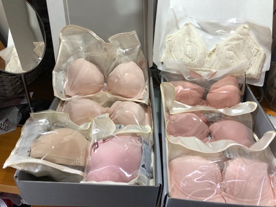 99活动力度很大，买了那么多实付才301多几毛，太划算了吧，商场里最多买两套的价格在这里可以一次性买到爽。包装很漂亮，送人都没问题的，谁还不是个体面人了？（嘎嘎嘎）内衣是每套独立包装的，罩杯下面有垫塑料罩子，防止运输过程中变型，这点很贴心仔细了，要表扬一下。睡衣居然比图片上好看很多，看模特图觉得实在一般，实物还挺有质感的，颜色和花纹也很高级。内衣都是无钢圈的，我平时穿有钢圈的日系文胸居多，内外的无钢圈上身挺舒适的。尺寸确实偏小，我75b穿M下围有点紧，但是穿L罩杯又太空了，所以还是M最合适，有点紧但是不难受。