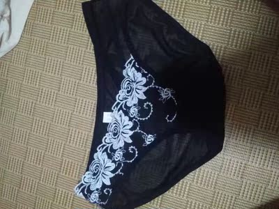 很漂亮朝霞中，女儿搀扶着妈妈，一起去上学；   夕阳里，妈妈拉着女儿手，慢慢走回家；   讲台上，女儿上课精神饱满，滔滔不绝；   孤灯下，妈妈心疼看着她备课、改作业。    这就是四川省巴中市平昌县镇龙小学烟灯村小主任陈芳芳的日常生活。   父亲去世，母亲病重，弟弟正在上大学，家庭的重担落在了这个24岁小姑娘的肩上。