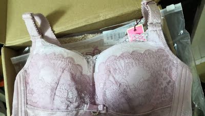 买了两件内衣   挺好的  这件厚度刚刚好   一件较薄点  颜色好看