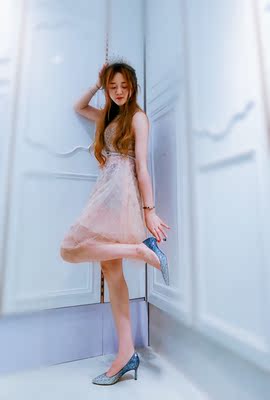 鞋子收到了，很美很仙，我非常喜欢，准备朋友结婚穿去，试了下不累脚，非常好，也没有一些瑕疵，穿着也很舒服，不错哦，东西很好，卖家很实诚