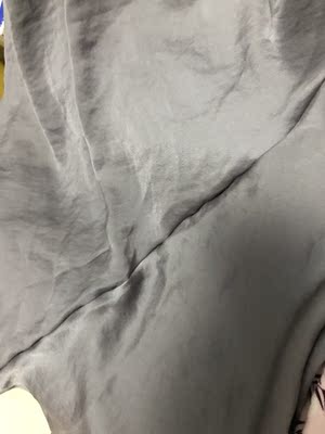 淘宝十多年，第一个差评给你家！真是太气人了！第一次寄过来的裙子皱皱巴巴的，胡乱揉成一团装在袋子里，还没有吊牌。联系客服承认衣服本身是有吊牌的，是他们的失误，让寄回去换一件。结果换回来的还是一件残次品：依然和第一次的一样！没有吊牌！裙子皱巴巴！而且这件身上布满油状的污渍！裙身走线弯弯曲曲，鼓包！不知道是哪里拣来的垃圾衣服！