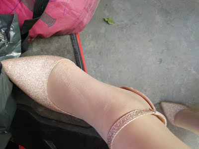 看着挺好,刚穿一天就起毛球了 看着挺好,刚穿一天就起毛球了