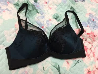 实体店里买过这个的肉色，很好穿，无钢圈，很舒适，动一下不怎么会移位。店里比网上贵多了。很适合小胸，非常聚拢
