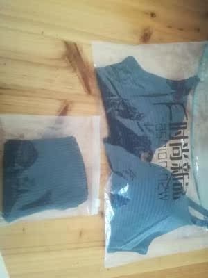 给女儿买了一套胸罩，孩子上大学了，喜欢美了，而且这颜色也不错，孩子穿的也合适，大学宿舍里的孩子都喜欢。。宝贝质量还不错 这种面料摸起挺好 像这样的款式四季都能穿 也感谢店家的推荐内衣拿到了，摸着很柔软，穿着一定舒服，喜欢这种无痕的，穿薄衣服也不会很明显质量很好，面料手感不错，穿着非常舒服，号码也正，很合适，洗了一下不掉色，真的不错，很满意