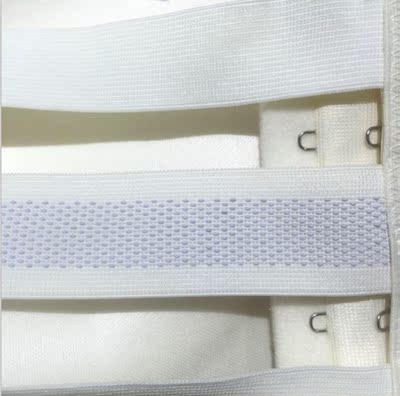 收到宝贝了哦，内衣真的好赞哝，对这款抹胸已经是心仪好久了，先前在朋友的口中就已经是了解到这个款式，感觉蛮不错的，就已经想买了，只是当时入了其他的款式，剁手过度了哈哈哈，只能等到现在。内衣还是阔以的，内衣和图片详情页描述的一样。穿起来感觉好小清新哦。好喜欢，挂脖式穿戴起来胸部包裹相当舒适，而且不会掉落，下围也不会勒，跑动起来还是稳稳的，没有出现移位跑位。穿着挺好看的哈哈~抹胸搭上挂脖带好好看，也不勒肉，好穿就是了!!!