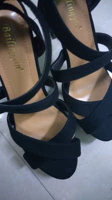 店家好好噢,首先自己拍了一个38码的,自己穿了有点大,后来给我重新换了37。码数是标准码,刚刚试穿了,真的很好看,脚跟很稳。物流也给力,好评 店家好好噢,首先自己拍了一个38码的,自己穿了有点大,后来给我重新换了37。码数是标准码,刚刚试穿了,真的很好看,脚跟很稳。物流也给力,好评