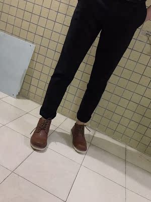 真羡慕我的老公有一个学财务的老婆，对于鞋子性价比细节好像有强迫症一样，鞋帮高度5公分上下，鞋头有型复古，六边鞋带扣在简洁的鞋面上完全成了点缀，但是一双鞋最大的价值就是穿着好看，老公穿上的确更有男人味了，没毛病，皮料也越穿软和了，鞋子也非常跟脚了