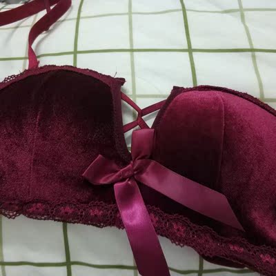 穿起来超舒服的 很透气 不会说穿着闷闷的 有点小性感 这个价格也不会太贵 客服态度也贼鸡儿好  啊哈哈哈 果断关注你们店铺  物流也很快  好评好评好评