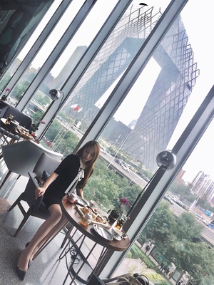 很好，无色差，和描述图一样。  颜色是浅肤色，基本不透肤。质地非常丝滑，穿着舒适透气。做工可以，质量也很好。  尺码合适，弹性很好。拉链要是用隐形的，再加长一些就更好了。包装是简装的。  物美价廉，好评，推荐！