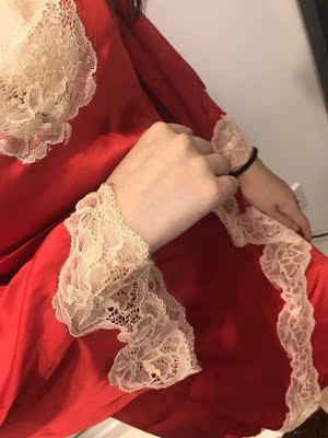 真的很好看，衣服也合身，料子很好，特别显白，推荐购买呦