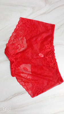 好喜欢呀 颜色很纯正 大红色很鲜艳呀 质量特好 很柔软的面料 蕾丝也很软 赞！