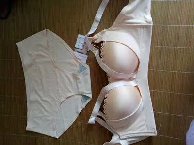 真的超赞的，穿起来柔软舒适，聚拢效果非常好也不空杯，实物和图片一模一样，前面蕾丝真的是太好看了，包装的也很好，性价比挺高，物廉价美，实体店这样的质量要双倍的价钱多，下水洗过几次了，不褪色，不变形，颜色也喜欢，也没有什么异味，满意，真的是超值，真的惊艳到我了，变形什么的更不用担心 了，打算自己再入手两件来穿，物美价廉，客服的服务态度也特别好，颜色挺好看的，厚度适中，会继续关注的