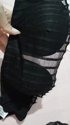 这种文胸穿着很方便，低领的也不怕走光，很性感，质量很好可以和商场上百的对比了，尺码也挺标准的，还送了个发套，真的很开心的一次购物