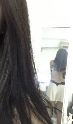 很漂亮，很性感，女人就该风情万种，活的自在快乐，享受生活百态。