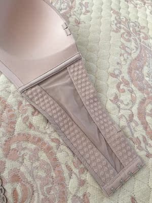 实物颜色是这样的，挺好看的，型很好，小胸不空杯。防滑的，卸下肩带穿也不掉，很隐形。满意。