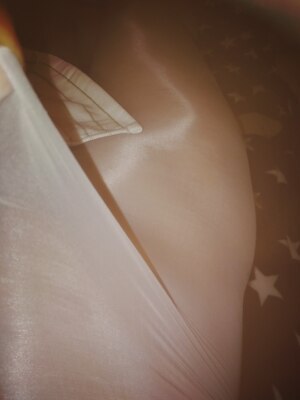 宝贝太棒了，商家介绍和实物一致，神裤材质，尺码够大，180穿着居然还有点大。连身袜穿过很多，这次最满意，袜袜很美，本人肤色可能差一点影响效果了，相同质量别家150元以内买不到的。真是卖到即赚到啊，片片真的很难拍，在此向不辞辛劳的商家表示敬意！本来想买另一款便宜的，商家果断拒绝，说是穿不上的！良心商家啊！！