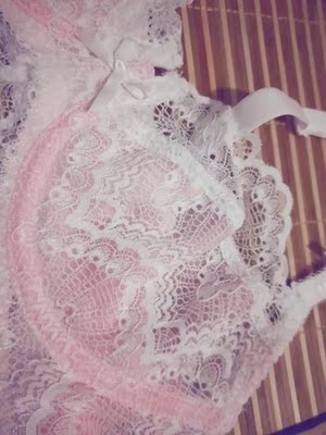 很合身哦！蕾丝质地也很好，适合胸大的妹子穿显小，稍微有些透，加了胸垫就没关系了，内裤尺码略大啊，其他的很满意！