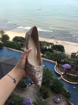 鞋子太美了吧，闪闪发亮的，正好姐妹订婚我做伴娘来到海边，简直绝配。我要着重夸下这双鞋子，穿着脚不累，跟很稳，平时穿37码的，我脚宽拍大一码刚好合适，亮片很闪，不容易掉落，主要是回头率高，新娘看见了都后悔没有早点跟我拿链接，回头她也要买一双婚礼当天穿～