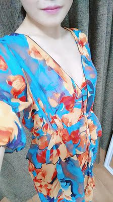 宝贝没有想象中的那么好，还得贴胸贴，裤子有点显肚子，颜色倒是很美。显白