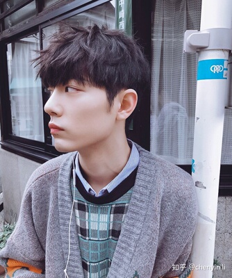 可能是我用的方法不对吧,脱的不是很干净 “人烧成了灰,成分就跟磷灰石差不多,并没有什么值得敬畏的,为什么我们要把它当回事?为什么每年头尾都有个年节作为始终,为什么勾搭别人上床之前先得有个告白和压马路的过程?为什么合法同居除了有张证之外,还得邀请亲朋好友来做一个什么用也没有的仪式?因为生死、光阴、离合,都有人赋予它们意义,这玩意看不见摸不着,也不知有什么用,可是你我和一堆化学成分的区别,就在于这一点‘意义’。” 可能是我用的方法不对吧,脱的不是很干净 “人烧成了灰,成分就跟磷灰石差不多,并没有什么值得敬畏的,为什么我们要把它当回事?为什么每年头尾都有个年节作为始终,为什么勾搭别人上床之前先得有个告白和压马路的过程?为什么合法同居除了有张证之外,还得邀请亲朋好友来做一个什么用也没有的仪式?因为生死、光阴、离合,都有人赋予它们意义,这玩意看不见摸不着,也不知有什么用,可是你我和一堆化学成分的区别,就在于这一点‘意义’。”