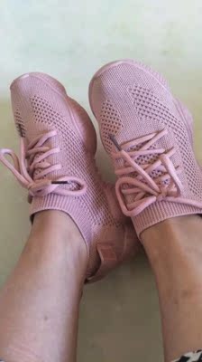 好看。等下个月回学校就再买一双。就是那个鞋口太松了有待加强