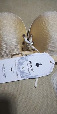 第一次试这样的内衣，充气很方便，粘性特别好，穿了一天，都不会掉哒～棒棒哒