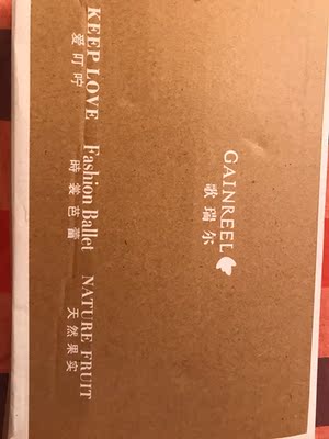 颜色是很正的红色，偏厚，适合冬天穿，上面的刺绣很是精美，衣服手感也挺好的，这个是半杯的，和以前买的四分之三的有挺大区别，衣衣有种味道，不好闻也不难闻，旗舰店的应该是正品，就是买完就降价了，郁闷。