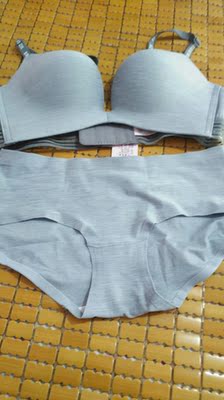 内衣收到不错，还送了个粉色包包😁