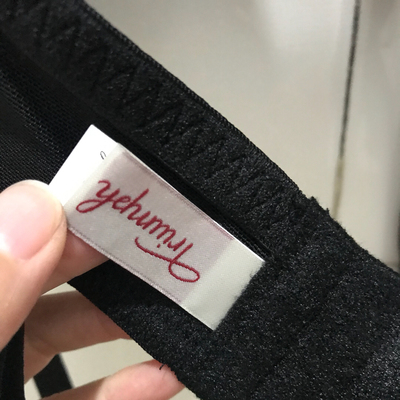 休假啦，朋友帮忙取的快递，今天打开看也没看就洗了，洗完发现跟我在专柜上买的内标不一样这，因为去年在里买过跟专柜一样的，为什么这次活动收到的，内标跟以前的不一样