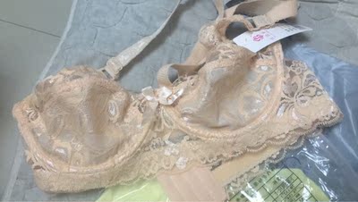 很喜欢，买给妈妈的，客服很有耐心，妈妈非常喜欢，大小合适，以后还会光顾的。