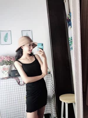 面料舒服 软软滑滑的 而且有垂坠感 比便宜的有质感多了 洗了也不掉色  作衬裙或者睡裙都很好 这个价格值得 长度也合适哦哦哦