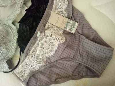 内裤是凑单买的，如果单买的话三十多我觉得有点贵了，因为活动嘛就当白送了，但是我摸着感觉就还好