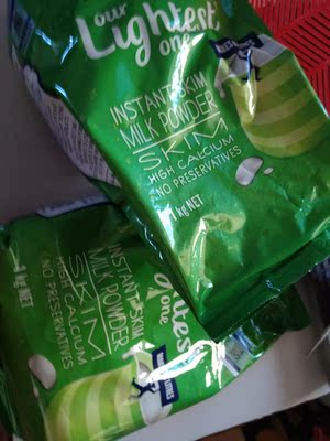 威，信_公_众,号搜 花少少，领劵买的。还是一如既往地选择天猫国际，比较放心。奶粉喝过很多次了，脱脂的，早上或者晚上喝都没问题，不用担心长胖啦，味道很不错，加燕麦或者单独直接喝都很好。买的时候就发现贵了好多118，收到货后发现在做活动，申请退差价后，很快就把钱返回来了，好感upupup，如果在实体店的话估计就不可能了吧，嘻嘻，良心良心。物流也很快，物美价廉，值得购买~