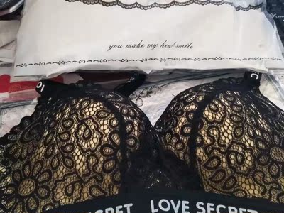 宝贝收到了，质量很好，卖家服务态度很好，买一送一很划算，质量和店里卖的一样，喜欢，下次有需要的话再来回购