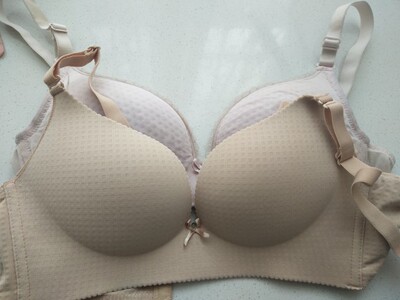 这款内衣穿起来很舒服，跟实体店尺码一样，应该是正品。买了三件（图二图三）都很满意，没有大家说的那么重的味道，洗衣液用温水泡一个小时，漂洗四次，晒干没有味道了。一直都是在实体店买，这个品牌的穿了十年了，第一次尝试网购，之前在实体店买的199一件的（图一），这里也是199，买得多用券后比实体店用会员卡稍微便宜一点。放心买吧，是正品，满意！