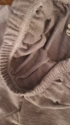 这件裤子还不错，面料还可以，不是很厚，也没有很薄，还行吧，领了5元红包买的，没有抢到另外一个10元红包，裤子还可以，快递也挺快的，还不错，哈哈哈哈哈，这件还不错吧，有一点小味道，味道不是很重，走线也还可以。