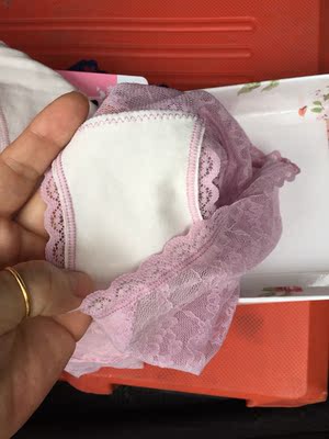 首先非常漂亮带点小性感,蕾丝不会勾,很顺滑,浅色的内衬是白色纯棉,深色是本色内衬,不错 首先非常漂亮带点小性感,蕾丝不会勾,很顺滑,浅色的内衬是白色纯棉,深色是本色内衬,不错