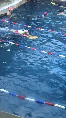 泳衣特别好，姑娘学游泳穿着美美的