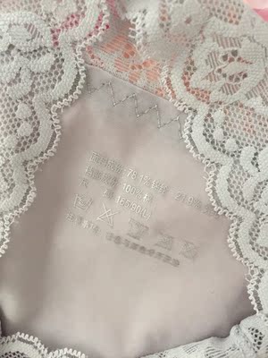 摸起来很舒服就是不知道耐不耐穿！面料有蛮好的！4件不同颜色正好和我买的内衣配成一套！