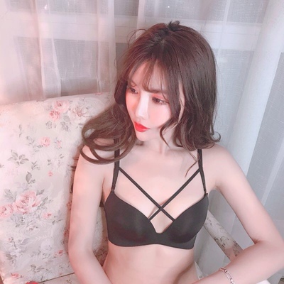 没听客服劝买小号，因为自己平时大部分买的75B这次也是，怪不得平时内衣穿了就跑上去了，还空杯。买大号了。有几点，一个材质真的是特舒服的，舒服的完全不像内衣很惊讶，不喜欢穿内衣，怕勒的人这个穿起来会很合适。其次前面的带子设计太性感了，会显得胸上肉突出，内衣还是挺收肉的，毕竟买大了俩号这种聚拢程度也难得了，而且没有空杯。只不过号大了，换成70A应该更显大，不跑杯了。表面很光滑很有质感。