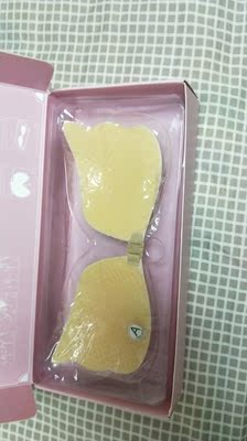 很贴合。不会划掉。买了配婚纱。发现平时穿吊带也可以用